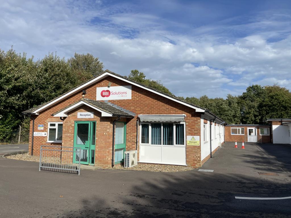 Lot: 10 - SUBSTANTIAL FORMER RESEARCH PREMISES IN 2.5 ACRES WITH OFFICES, LABORATORIES, WORKSHOPS AND STORES - General view of laboratories, offices & stores